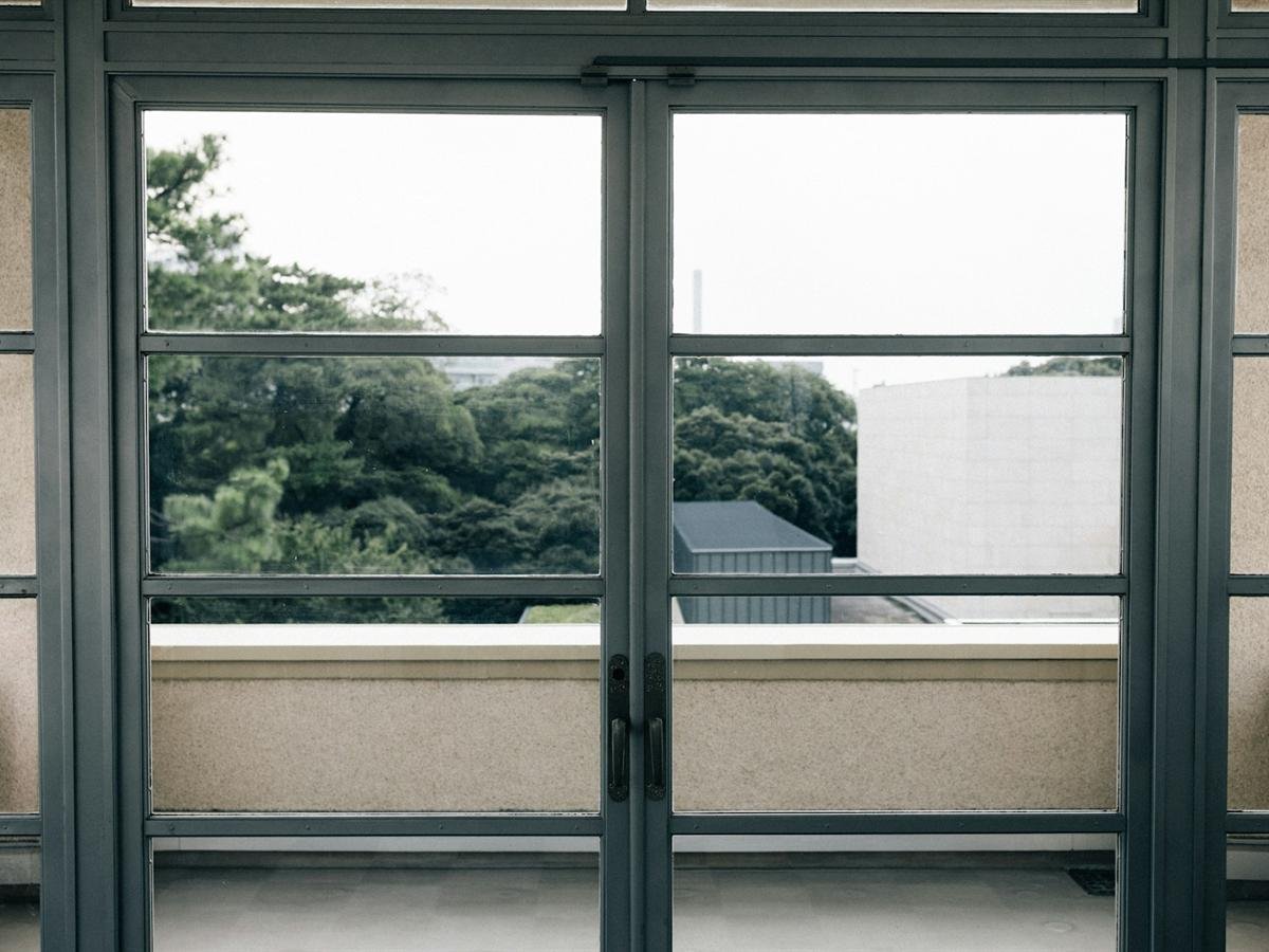 Porta de vidro com vista para o jardim